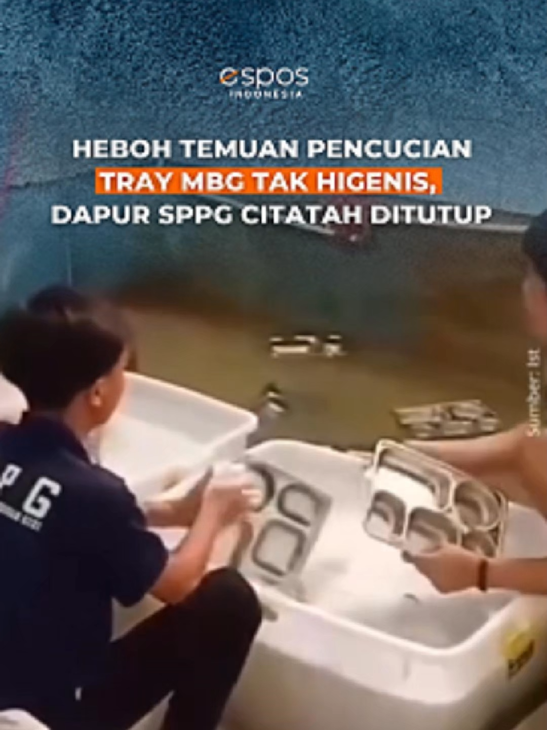 Viral di media sosial video yang memperlihatkan petugas Satuan Pelayanan Pemenuhan Gizi (SPPG) Desa Citatah, Kecamatan Cipatat, Kabupaten Bandung Barat (KBB) mencuci tray Makan Bergizi Gratis (MBG) menggunakan bak kotor dan air tak mengalir. Menanggapi temuan itu, pihak SPPG Citatah langsung menghentikan sementara operasional dapur MBG di lokasi tersebut. Perwakilan SPPG Citatah, Taufik, mengatakan inspeksi dari Badan Gizi Nasional (BGN) menemukan proses pencucian tray tidak sesuai standar operasional prosedur (SOP). Bupati Bandung Barat, Jeje Ritchie Ismail, mengungkapkan terdapat 85 dapur SPPG di wilayahnya. Namun, seluruhnya belum memiliki Sertifikat Laik Higiene Sanitasi (SLHS). #mbg #cucitraymbgtakhigenis #sppgcitatah #sppgcipatat #citatah #cipatat