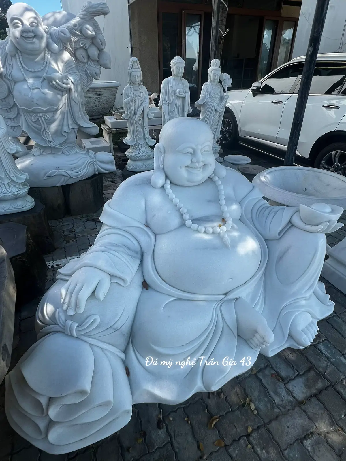Phật Di Lặc là ai? - Vị Phật tương lai: Trong tất cả các trường phái Phật giáo, Phật Di Lặc là Bồ Tát sẽ chứng ngộ thành Phật, trở thành vị Phật thứ năm và cuối cùng của kiếp hiện tại.  - Ý nghĩa tên gọi: Tên Di Lặc (Maitreya trong tiếng Phạn, Metteya trong tiếng Pali) có nghĩa là 