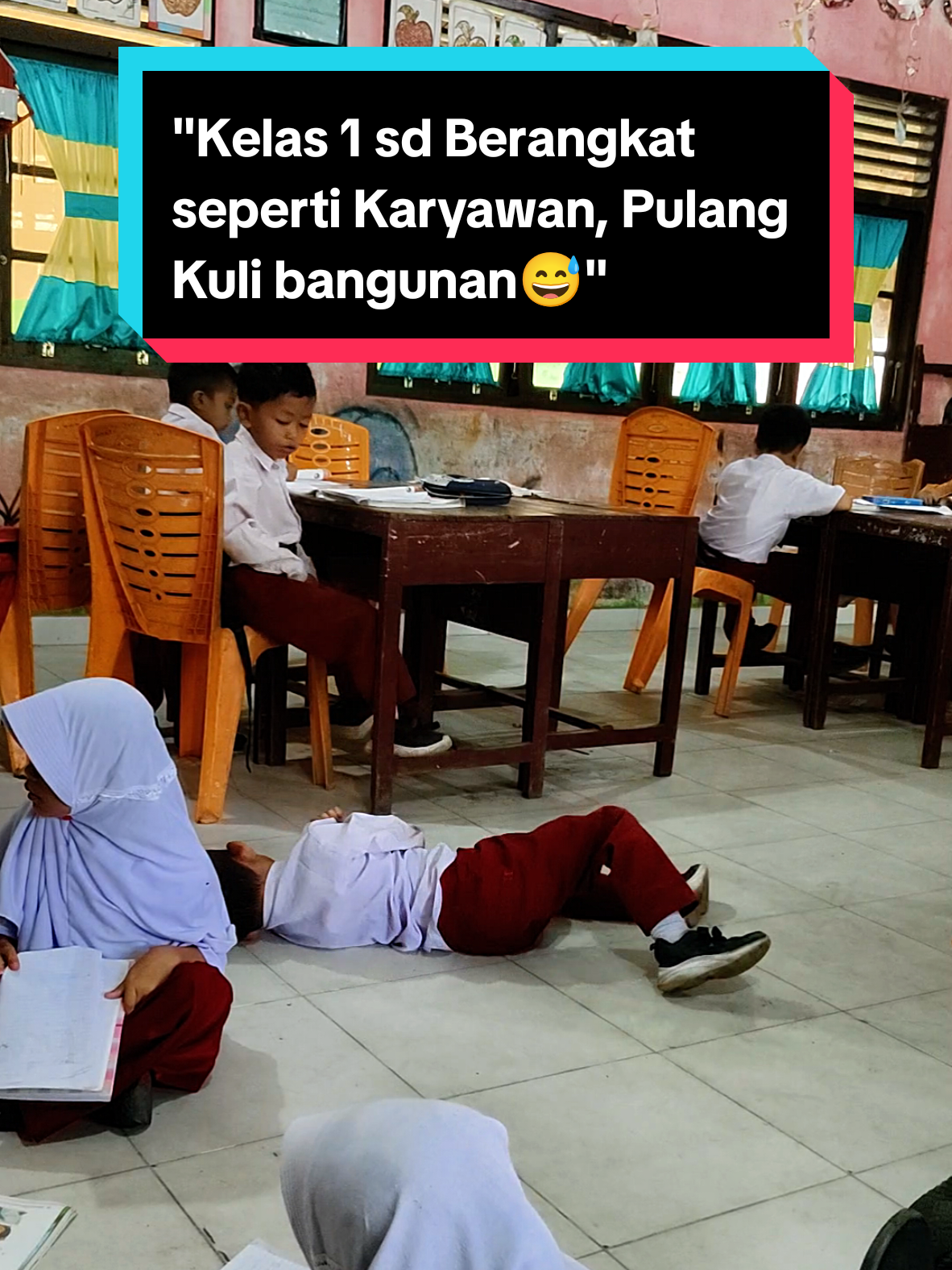Bagian 356 “Anak kelas 1 emang unik banget 🤣 👉 Berangkat rapi kayak karyawan, 👉 Pulang udah kayak kuli bangunan, 👉 Nulisnya pun lebih betah di lantai daripada di meja. Untung bu gurunya nggak stres, karena ada penghasilan tambahan dari MobileClas ✨💸 Ada yang anaknya juga gini nggak? 😂👇” #kelas1sd #kelakuanbocil  #guru #mobileclass #random     