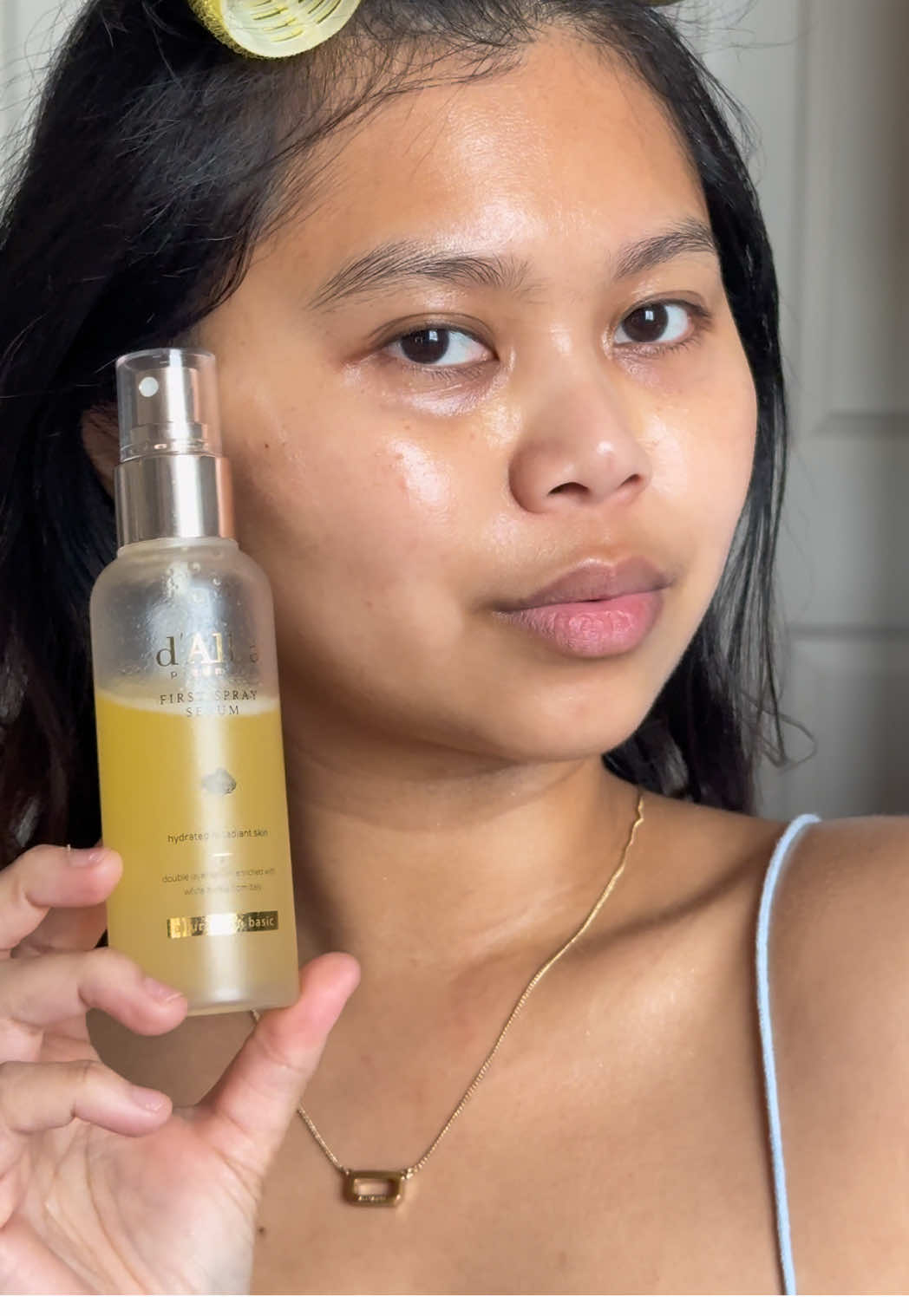 If you’re not using this first spray serum yet, what are you doing??? 🙈 @DALBA  #firstsprayserum #dalba #softglam #dewymakeup #makeuphacks 