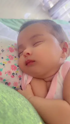 සිනා පිපෙනා මේ වසන්තය නෙලා දෝතින්‌ මලක්‌ සේ.. මගේ ලොව වෙත ඔබයි ගෙන ආවේ..🦋✨ #liyashaabhimani #newborn #srilanka #sleepingbaby 