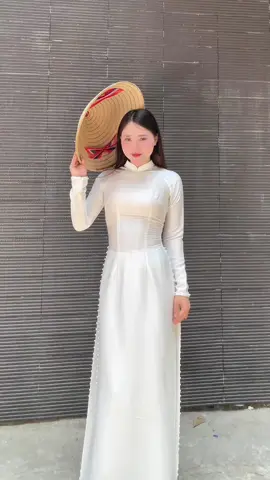 Áo dai lụa vân gỗ trắng đính kết ngọc trai viền tà phù hợp những buổi tiệc cuối năm #aodai #aodaiyenhai #aodaitrang #aodaidep #aodaidinhngoctrai 