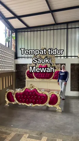 Tempat tidur ukuran 180x200cm , tinggi 260cm, detil finishing dan kain jok bisa request. #tigafurniart #furniture #dipan #setkamar #tempattidur 