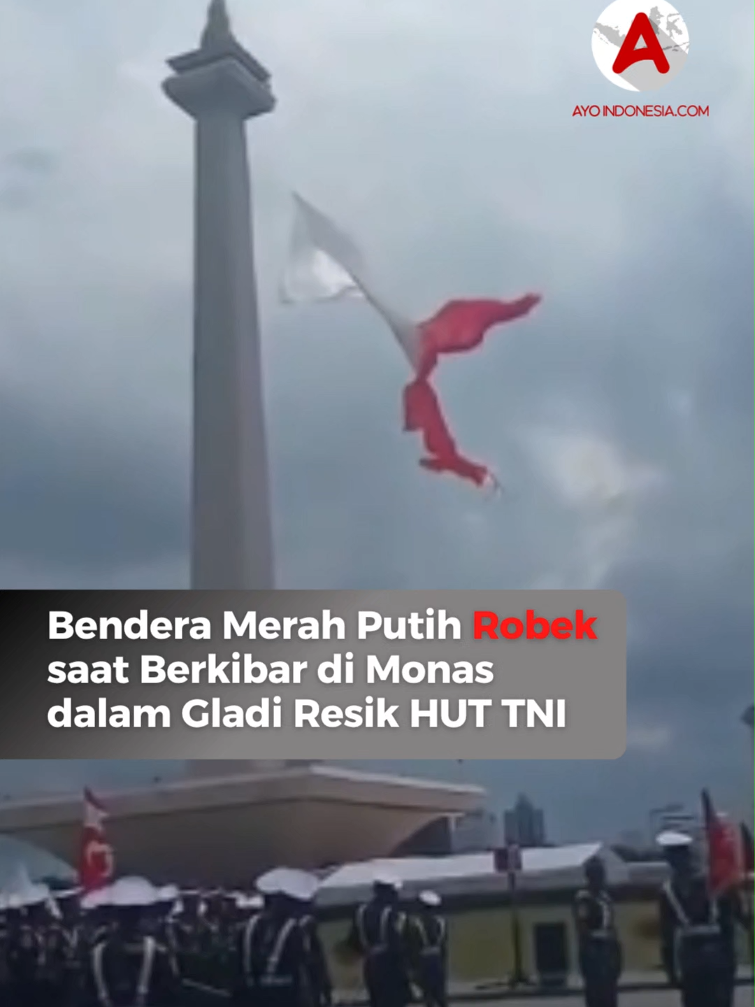 Sebuah momen tak terduga saat Tentara Nasional Indonesia menggelar gladi bersih peringatan HUT ke-80 TNI di Lapangan Monumen Nasional (Monas), Jakarta Pusat, Jumat, (3/10/2025). Bendera merah putih saat gladi resik tersebut terlihat sobek. Diduga, jahitan bendera tersebut kurang kencang hingga bahannya tipis ditambah angin kencang saat gladik resik tersebut. Diketahui, Gladi bersih ini menjadi persiapan akhir menjelang puncak peringatan HUT TNI pada 5 Oktober mendatang. TNI mulai menggelar latihan pasukan sejak 22 September lalu. Prajurit dari tiga matra terlibat dalam rangkaian persiapan, dengan pengaturan lalu lintas serta koordinasi bersama pemerintah daerah, Kepolisian, dan instansi terkait. Perayaan HUT ke-80 TNI tahun ini diramaikan dengan berbagai kegiatan sejak Agustus, antara lain turnamen olahraga, TNI Fair, perkemahan Sabtu Minggu untuk pelajar, ziarah, sailing pass, dan doa bersama. Puncaknya nanti, upacara di Monas akan menampilkan parade pasukan, defile alutsista, panggung hiburan, pesta rakyat, dan gelar UMKM. Follow terus @ayoindonesiacom #HUTTNI #monas #benderamerahputihrobek