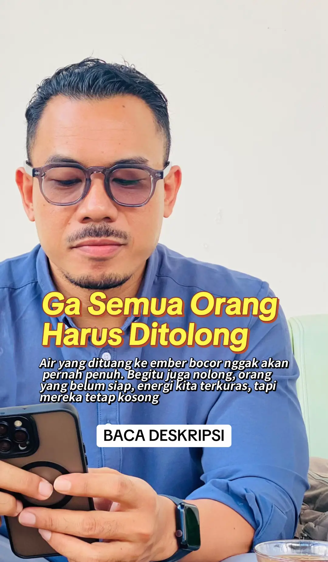 Menolong itu memang mulia. Tapi ada hal penting yang jarang kita sadari : nggak semua orang siap ditolong. Ada orang yang sebenarnya cuma butuh didengar, bukan diselamatkan. Ada orang yang kita kasih solusi, tapi dia tetap milih jalan buntu yang sama. Ada juga yang terus minta pertolongan, tapi nggak pernah belajar berdiri sendiri. Kalau kita salah menolong, justru kita yang jadi korban. Bukan hanya waktu dan tenaga yang habis, tapi juga hati dan energi kita ikut terkuras. Padahal, orang itu sendiri nggak bergerak untuk berubah. Ini 4 hal yang bisa kita pahami bareng-bareng sebelum menolong : 1. Menolong Bukan Berarti Mengorbankan Diri Kadang kita mikir, semakin sering nolong orang, semakin mulia kita. Tapi kalau nolong itu bikin diri kita habis-habisan, mental, waktu, energi, sampai yang ada di dalam diri terkuras… itu bukan lagi kebaikan, itu namanya bunuh diri pelan-pelan. 2. Ga Semua Orang Siap Ditolong Ada orang yang memang belum siap berubah. Kita kasih solusi, dia balik lagi ke masalah yang sama. Kita kasih jalan keluar, dia balik lagi ke lingkaran yang itu-itu aja. Sampai aku sadar, nolong orang yang belum siap itu kayak menuang air ke ember yang bocor, habis energi, habis waktu, habis hati. 3. Tolong dengan Batasan, Jangan Jadi Penyelamat Kita boleh peduli, kita boleh bantu. Tapi jangan sampai kita ngerasa harus jadi penyelamat buat semua orang. Karena pada akhirnya, yang bisa nyelametin mereka ya diri mereka sendiri. Tugas kita hanya hadir, memberi arah, bukan menanggung semua beban mereka. 4. Menolong Diri Sendiri Juga Bagian dari Kebaikan Kadang kita lupa, diri kita sendiri juga butuh ditolong. Kalau kita terlalu sibuk mikirin orang lain, tapi diri kita sendiri kosong, lelah, hancur, gimana kita bisa benar-benar jadi berkat buat sekitar? Nolong diri sendiri dulu bukan egois. Itu justru pondasi biar kita kuat untuk berbagi lebih ikhlas dan sehat. Jadi kalau kamu merasa capek nolong orang, ingat: ga semua orang harus ditolong. Tolonglah mereka yang memang siap menerima. Dan jangan lupa, tolonglah dirimu sendiri dulu. Kalau kamu pernah ngalamin ini, tulis di komentar : 👉 “Aku belajar nolong dengan sadar.” Dan jangan lupa share konten ini, siapa tau ada orang lain yang juga perlu sadar batasannya #menolong #batasan #menolongdengansadar #curhat #lukabatin 