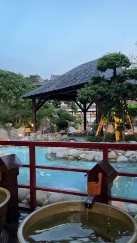 🌇 Cầm 500K – khép lại một ngày bằng sự an yên Khoáng nóng tại Yoko Onsen Quang Hanh được đánh giá thuộc top hiếm trên thế giới, chứa hàm lượng brom  quý giá, giúp thư giãn sâu, chăm sóc sắc đẹp và tái tạo năng lượng. Chỉ với 500.000 VNĐ, bạn đã có thể tận hưởng hành trình chuẩn Nhật tại Public Onsen: ✨ Ngâm mình trong làn khoáng nóng thiên nhiên giữa 40 bể tắm đa dạng ✨ Trải nghiệm xông hơi nóng – lạnh – đá muối, thanh lọc cơ thể, tốt cho sức khỏe, xương khớp và làn da ✨ Đắm mình trong không gian tĩnh tại, ngắm thung lũng khoáng nóng khi chiều buông Áp dụng cho khung giờ 18:00 - 21:00 từ thứ 2 đến thứ 6. 👉 Một buổi hoàng hôn – trọn vẹn nghỉ ngơi và hồi phục. Đặt ngay để trải nghiệm Onsen 500K – giá trị cho sức khỏe, món quà cho chính bạn. #yokoonsenquanghanh #xuhuong #trending #sunset #nature 