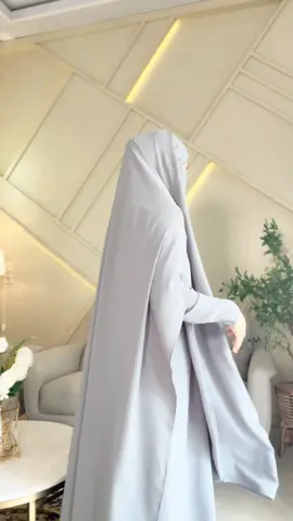 Allahumma barik❤️🫶 Kalau udah di try on kenapa warnanya jadi bagus semua sih😭😂 On frame aku pakai : • abaya basic mazen(link di profil no.3 untuk katalog warna part 1 dan link no.57 untuk katalog warna part 2) • frenchkhimar medina mazen(link di profil no.9) Dan 2 2 nya di warna steel grey ya!