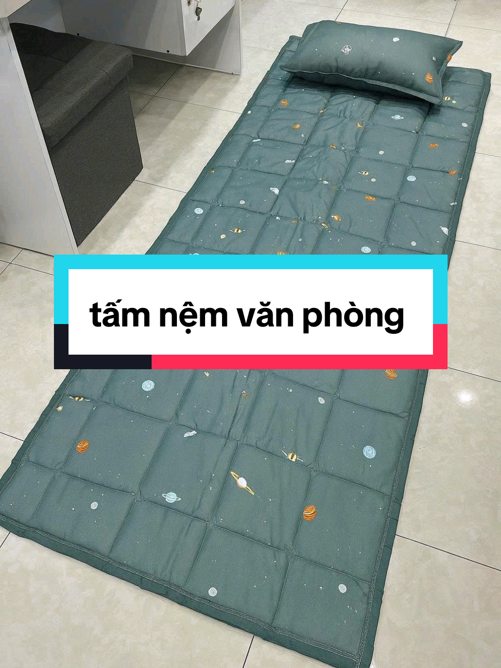 Một góc nhỏ để nghỉ ngơi giữa văn phòng ồn ào. Tấm Nệm Cotton Poly 90x2m – bề mặt mềm mịn, thoáng khí, trần lớp bông mỏng nâng niu từng giấc ngủ ngắn. Nhỏ gọn nhưng đủ để tạo cảm giác bình yên#tamnemvanphong #lenxuhuong_tiktok #lenxuhuong 