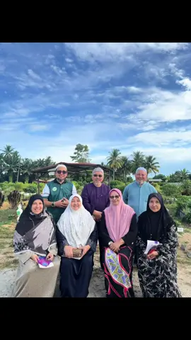 Ya Allah, jadikanlah ibubapaku sebagai penghuni surga-Mu, berikanlah kedamaian yang tak terhingga baginya di sana.