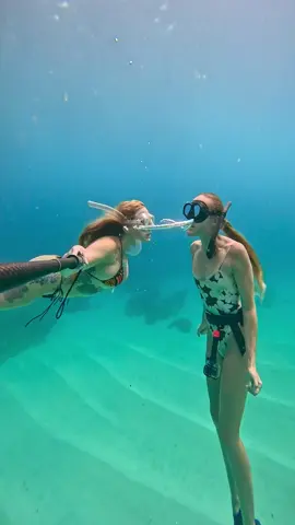 Two girls one bubble 🫧💍 @brebythesea #underwater #bubblering #freediver #freediving #ocean