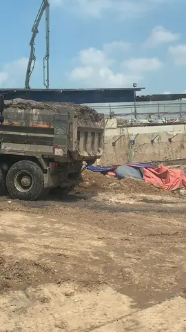 Mới lên được nửa dốc cụ đã ỉa đùn ra thế này tý xe nào lên nổi 😂😂#xuhuong2025 #nghenghiepcuatoii #clipxetải 