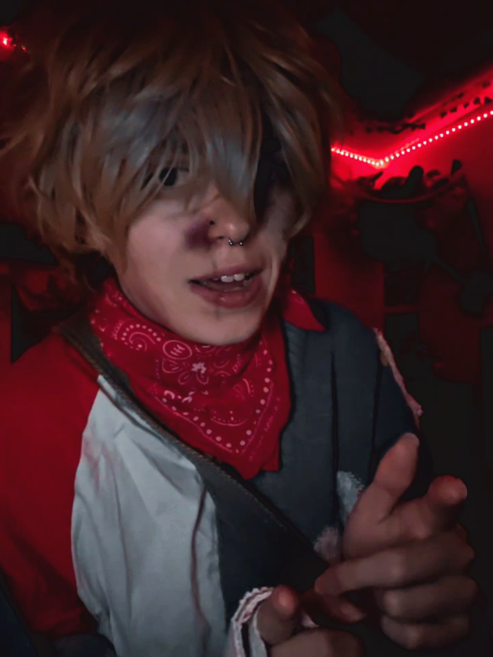 heyyy long time no see, I'm back with crappy lighting 😛 #tommyinnit #tommyinnitcosplay #dsmp #dreamsmp #dreamsmpcosplay 