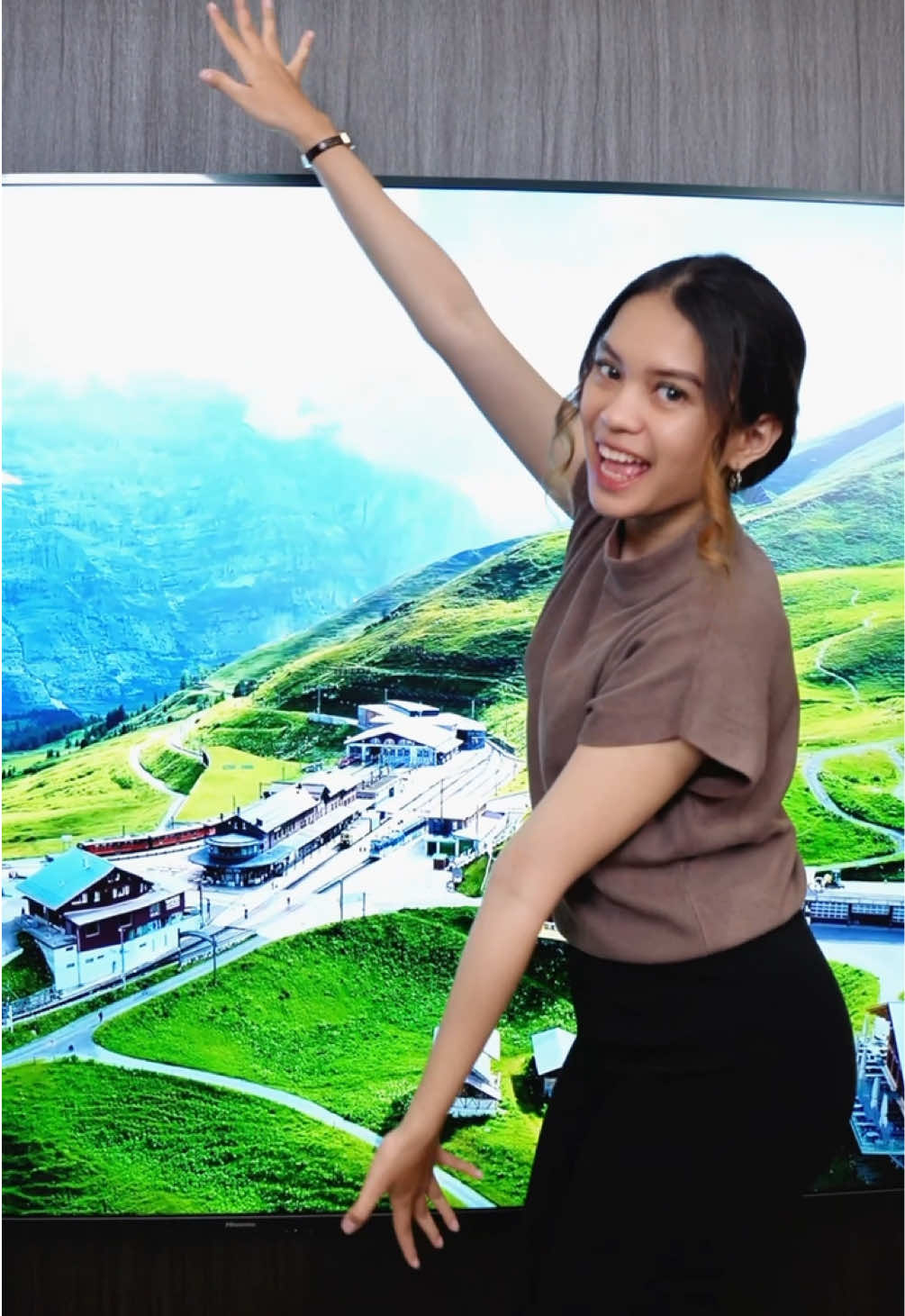 Layar 100” dengan Dolby Vision + suara imersif Dolby Atmos. Hisense Q6N = pengalaman bioskop premium di rumah! 🍿✨ #HisenseIndonesia #BigScreenExperience #Hisense #HisenseTv 