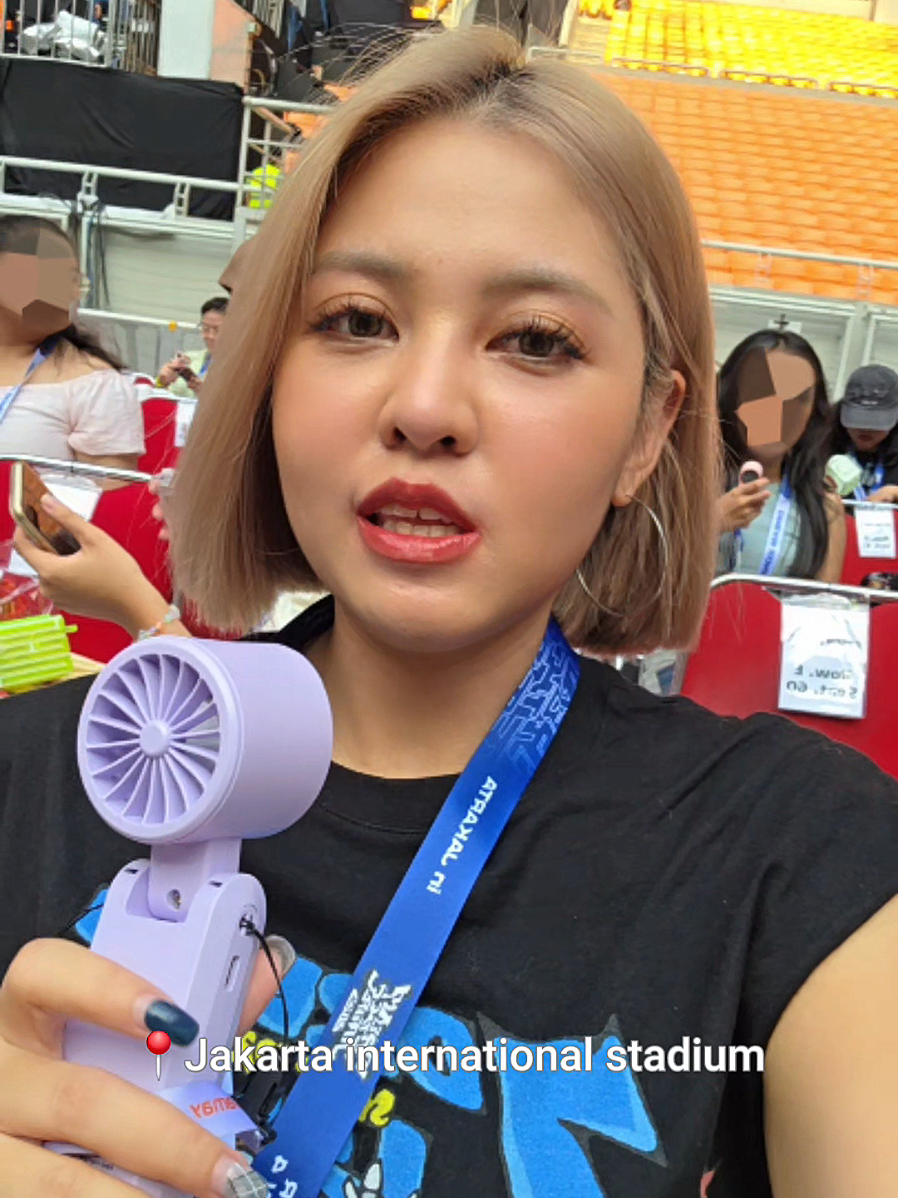 สนามมีช่องลมด้านข้างก็จริงแต่ลมไม่เข้าเลย พัดลมคือไอเท็มสำคัญสำหรับคนที่จะมาสนามนี้ เพราะร้อนแบบต้องเปิดพัดลมทั้งคอน🫠 ##THEDREAMSHOW4_IN_JAKARTA@@Rayda Lee@@Rayda Lee@@Rayda Lee