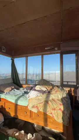 Pullin’ a little switcharoo on you! ..👀 that’s my sister making the bed this time! You’ll see me putting my “floor bed” away too, after she’s done. Morning tidying followed by coffee, and later in the day, a bang trim for my sis! 💇🏼‍♀️ #firelookout #lookoutformichelle #lookoutlife #offgrid #lookout @scenebutnotheard 