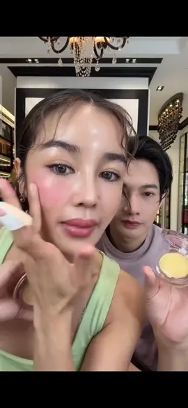 ✨ บลัชเดียว ครบทุกลุค!  ปาดได้ทั้ง แก้ม–ตา–ปาก สีชัดติดทน 48 ชม.  💖 KATHY AMREZ GOLDEN HYA TINTED BLUSH 💖 บลัชทองคำเปลี่ยนสีตามค่า PH  อมชมพู หน้าฉ่ำโกลว์ ดูสุขภาพดี ✔️เนื้อครีมนุ่มลื่น เกลี่ยง่ายไม่เป็นคราบ ✔️หน้าฉ่ำโกลว์ สีสวย ติดทน กันน้ำ กันเหงื่อ ✔️ตลับเดียวทาได้ทั้ง แก้ม ตา ปาก  ✔️มีสารกันแดด ปกป้องผิวจาก UVA/UVB  ✔️กระชับรูขุมขน คุมความมัน ลดการเกิดสิว ✔️เติมเต็มความชุ่มชื้น บำรุงผิวให้เรียบเนียน ✔️อ่อนโยน ผิวแพ้ง่ายใช้ได้ #บลัชทองคำ #บลัชทองคำเปลี่ยนสี #บลัชทองคำกระแต #บลัชทองคำไฮยา