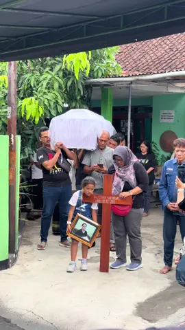 Clara Sumarwati, perempuan Asia Tenggara pertama asal Indonesia yang berhasil menaklukkan puncak Gunung Everest (1996) tutup usia, Kamis (2/10/2025) pukul 16.10 WIB. Ia berjuang dengan penyakit Diabetes yang diderita. Clara dimakamkan Jumat (3/10/2025) siang. Clara diketahui sempat menulis buku dibantu wartawan Furqon Ulaya Himawan yang kini masih sangat banyak di rumahnya kawasan Mantrijeron. Keluarga membuka penjualan untuk membantu proses peringatan almarhumah. #clarasumarwati #perempuanpenaklukeverest #jogja #claraeverest #clarasumarwatimeninggaldunia 