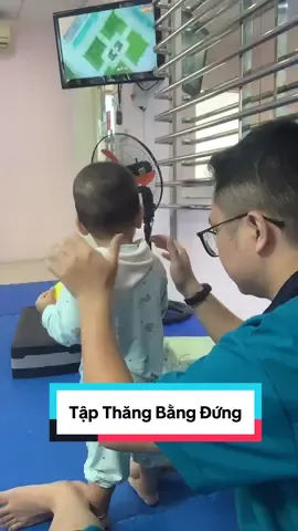 Cháu đang nỗ lực tập thăng bằng đứng 👣 Mỗi giây giữ được là một bước tiến lớn 💪 Cứ kiên trì, con sẽ vững vàng hơn từng ngày 🌟 #bshưngphcnnhi #childrehab #TậpĐiChoTrẻ @ChildRehab- PHCN trẻ em @PHCN Childrehab @Bé Vững Bước 👣 