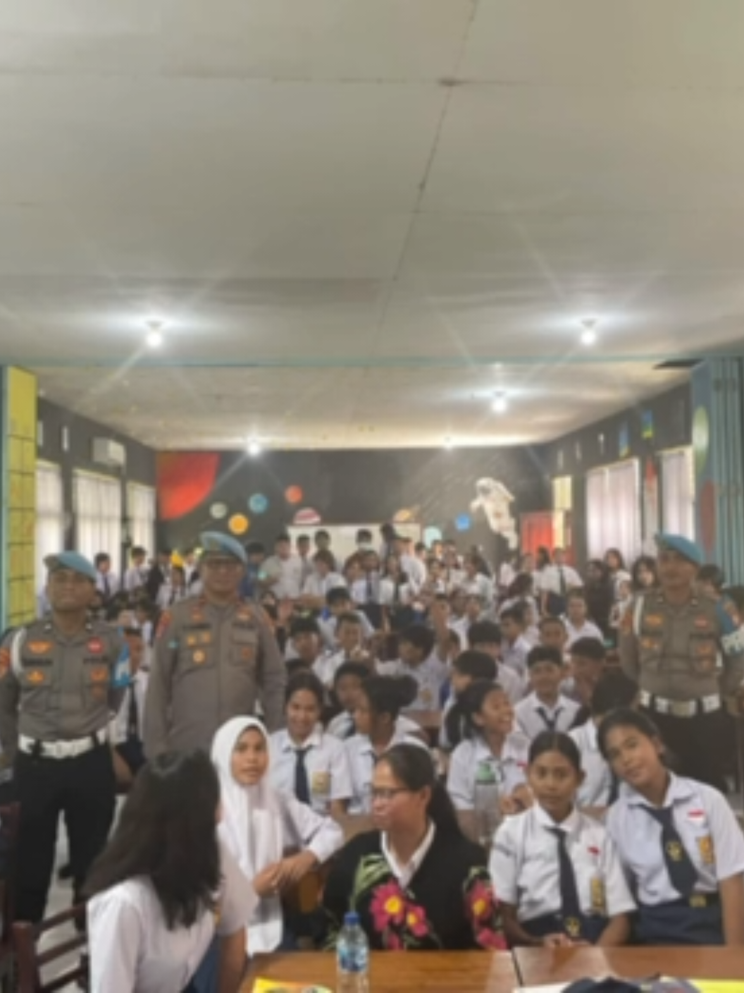 Sie Propam Polres Halut Melalui Kasipropam Ipda Hopni Saribu, S.H dan personil melaksanakan Sosialisasi di Sekolah Manggala Parkasa Tobelo dalam merespon Program Kadivpropam bahwa Propam harus selalu mendekatkan diri dengan Masyarakat juga propam dapat memberikan kegiatan-kegiatan Simpatik yang dapat membangun citra Polri terutama Propam dan Khususnya Halmahera Utara. kegiatan berjalan lancar dan disambut antusias oleh para siswa-siswi. #propampolri #propampresisi #Polri_Hadir_tanpa_Batas #fypシ゚viral #PropamHalut 