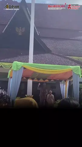 Gubernur Pimpin Upacara Hari Jadi ke-66 Kabupaten Kotawaringin Barat  PANGKALAN BUN-BIRO ADPIM. Peringatan Hari Jadi ke-66 Kabupaten Kotawaringin Barat berlangsung secara khidmat di  halaman Kantor Bupati Kotawaringin Barat, Jumat (3/9/2025).  Gubernur Agustiar Sabran bertindak selaku Inspektur pada upacara yang diikuti Bupati Kobar Nurhidayah, Wakil Bupati Suyatno, jajaran Pemerintah Kabupaten Kotawaringin Barat, unsur Forkopimda Kabupaten Kotawaringin Barat serta ASN dan pelajar.  