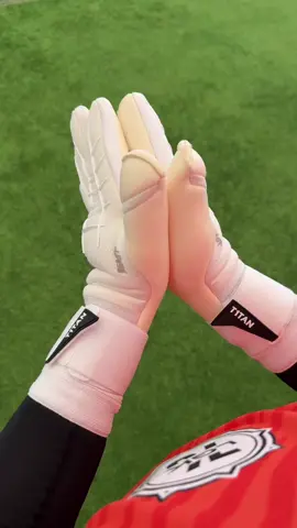🧤 “Pertahanan terakhir, kepercayaan pertama. Grip mantap, bola nggak bakal lepas!” #sarungtangankiper #sarungtanganpenjagagawang #kiper #kiperfutsal #kipersepakbola #kiperterbaik #kiperindonesia 