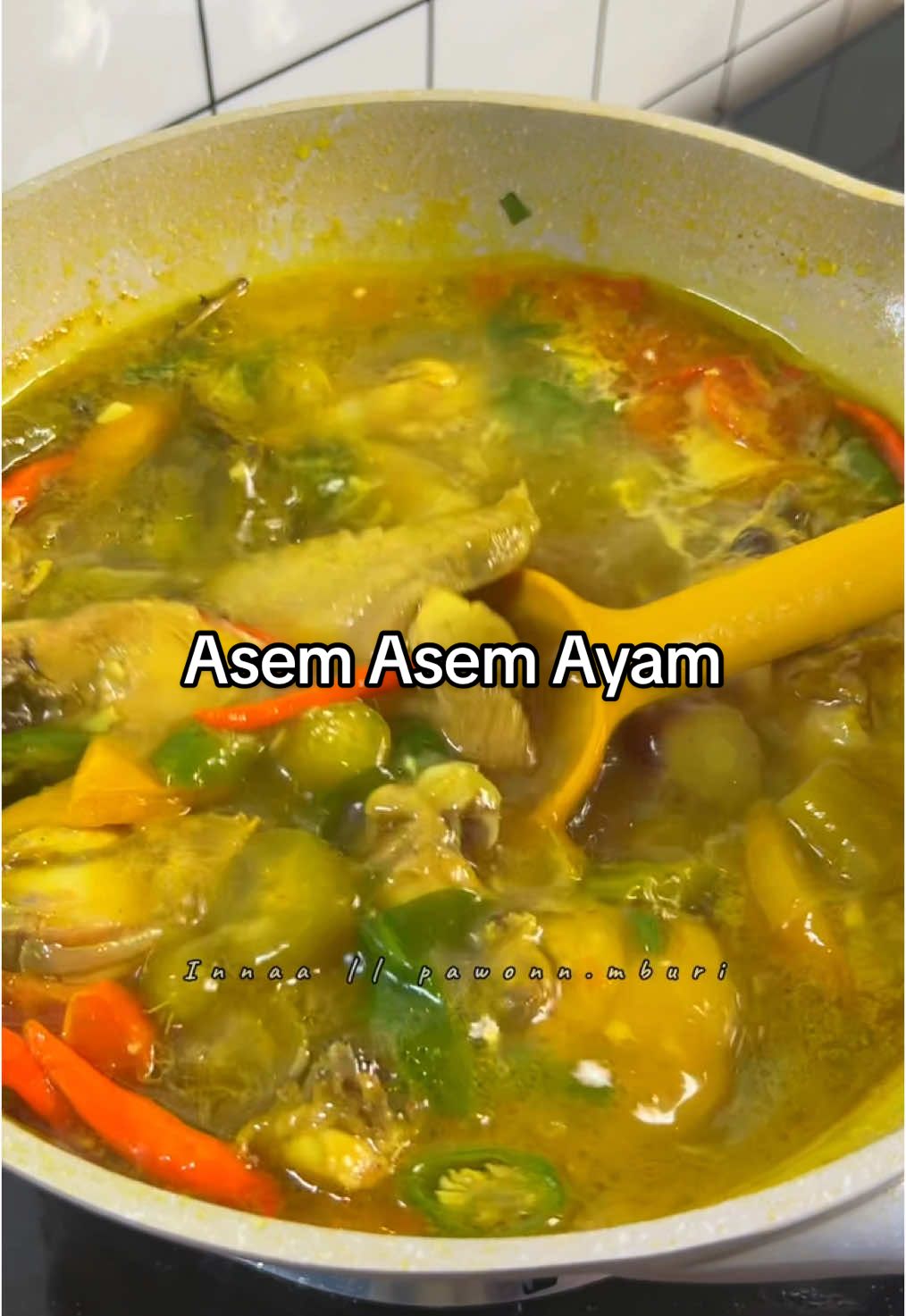 Asem asem ayam. ✨ Save dulu buat ide masak nanti. Bahan: - 5 bawang merah - 3 bawang putih - 2 cm lengkuas - 1 batang serai - 2 lembar daun salam - 2 lambar daun jeruk - 500 gram ayam - 1/2 sdt kunyit Seasoning: - 1 sdt garam - 1 sdt lada bubuk Bahan 2: - 2 tomat merah - 10 cabe rawit merah - 2 cabe hijau  - 5 blimbing wuluh
