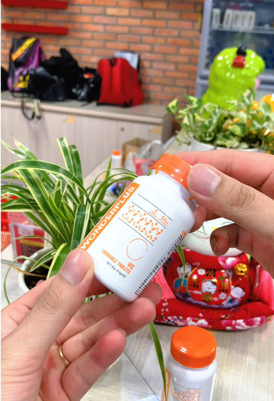 Viên nhai Vitamin C, giúp làn da trắng sáng, đều màu hơn, giảm thâm mụn, tăng cường sức đề kháng,tổng hợp collagen.... Đừng quên bổ sung Vitamin C các bạn nhé. #vitaminc #bosungvitaminc #wonderplus #viennhaivitaminc #duyvitamintpbs 