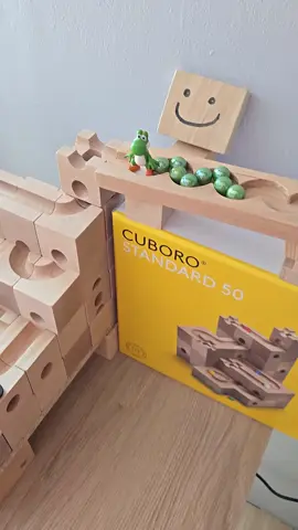 Construis des circuits de billes uniques avec le Cuboro Standard 50 ! En bois de qualité, ce jeu stimule la créativité, la logique et garantit des heures de fun pour petits et grands. Assemble, invente et regarde tes billes dévaler tes créations ! #Cuboro #JeuxEducatifs #CircuitDeBilles 