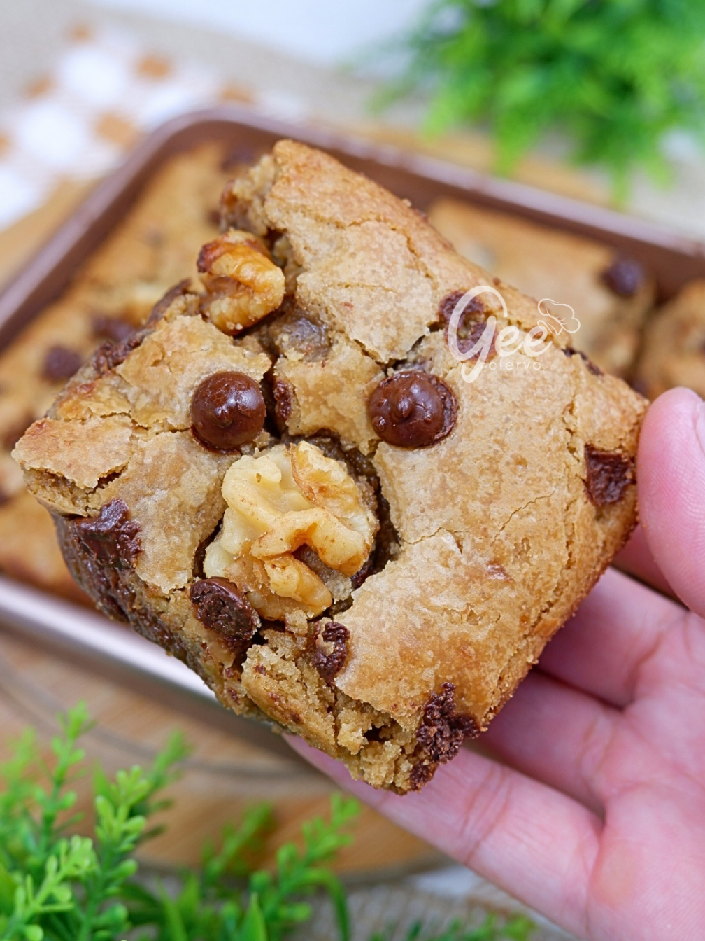 Chewy Chocolate Chip Cookie Bars #cookiebars #cookies #EasyRecipe #baking #Foodie 