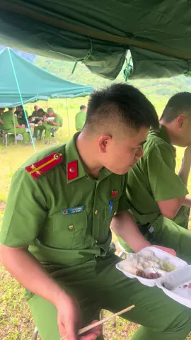 Vượt nắng, thắng mưa ☺️☺️☺️☺️ #congannhandanvietnam👮‍♀️ #vinuocquenthanvidanphucvu #xuhuong #viraltiktok 