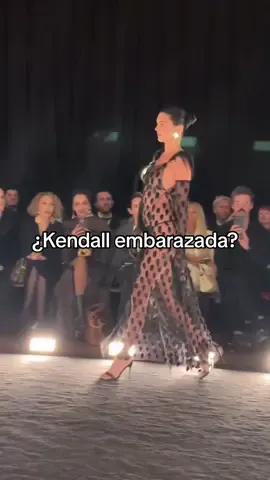 ¿Kendall embarazada? @Kylie Jenner y @La Rosalia viendo a @Kendall Jenner desfilar en el show SS26 de Schiaparelli 👀  #TikTokFashion 