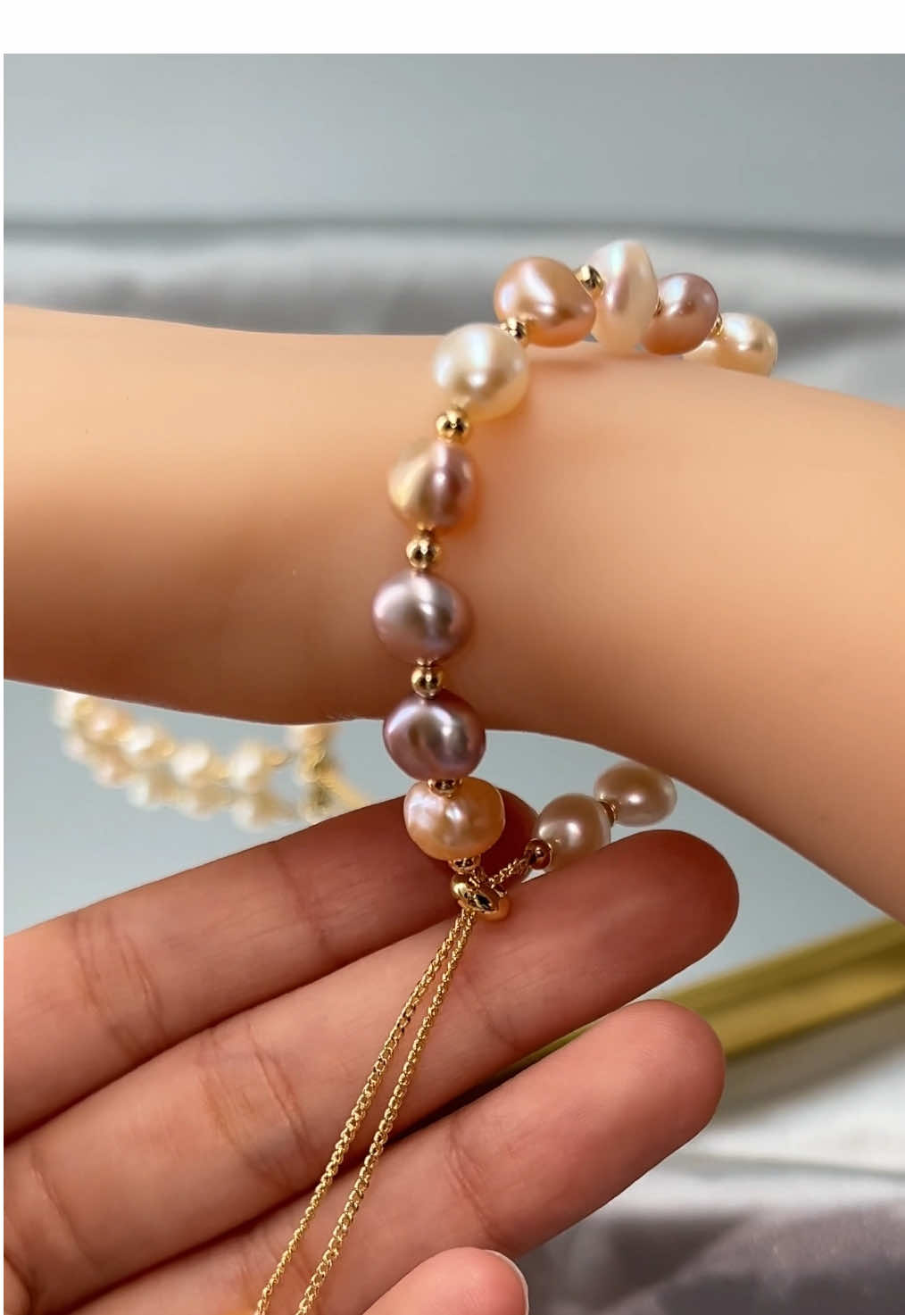 ✨ GELANG MUTIARA SERUT ✨ Cantik, elegan, dan... MURAH BANGET! Udah jadi best seller, tinggal sedikit lagi 😱 Buruan checkout sebelum kehabisan! Cek keranjang kuning dibawah! #fyp #jewelry #gelang #gelangserut #gelangemas 