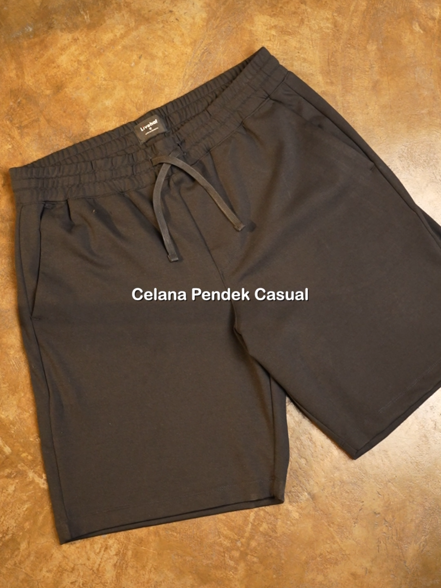 Andalan pas lagi gak mood styling, Chill Ease Shorts bikin look  tetap stylish #Livehaf #YourDailyWear #celanasantai #celanapria #celanaolahraga