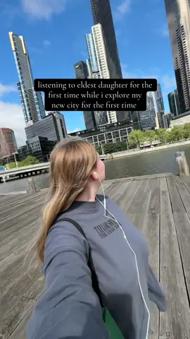the eldest daughter that started a new life for herself across the world 🩷😭 #tsthelifeofashowgirl #whvaustralia #solotravel 