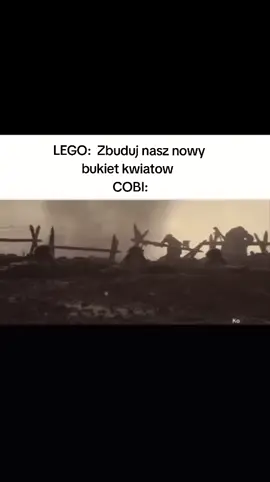 LEGO to jedna z najbardziej rozpoznawalnych zabawek na świecie, która od dziesięcioleci inspiruje dzieci i dorosłych do tworzenia własnych konstrukcji. Marka wywodzi się z Danii, gdzie w latach 30. XX wieku powstała firma produkująca drewniane zabawki. Przełom nastąpił w 1949 roku, kiedy zaczęto wytwarzać plastikowe klocki o charakterystycznym systemie wypustek i otworów, pozwalających na stabilne łączenie elementów. Zestawy LEGO obejmują różnorodne tematy – od prostych kompletów dla najmłodszych po skomplikowane modele architektoniczne, pojazdy, roboty czy sceny inspirowane filmami i grami. Dzięki precyzyjnemu dopasowaniu elementów, klocki umożliwiają niemal nieograniczoną kreatywność, a także rozwijają zdolności manualne, logiczne myślenie i wyobraźnię przestrzenną. LEGO to nie tylko zabawka – to również pasja kolekcjonerów, narzędzie edukacyjne i inspiracja dla inżynierów czy artystów. Powstały nawet parki rozrywki Legoland, a także gry komputerowe i filmy animowane związane z marką. Niezmiennie od lat LEGO pozostaje symbolem jakości, innowacji i kreatywności, łącząc pokolenia we wspólnej  #lego #cobi #fake #tank #3 