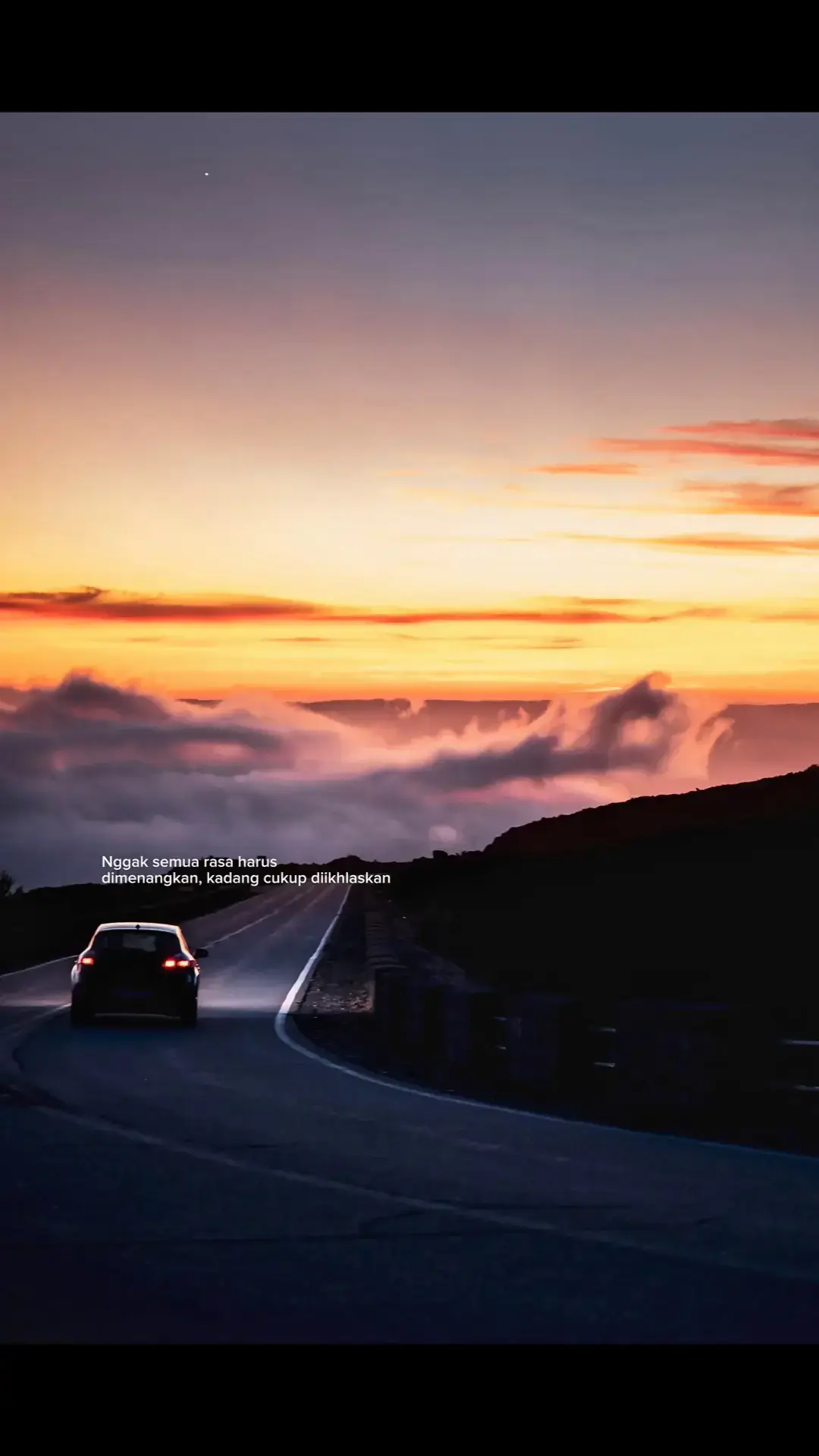 ... langkah-langkah simpel buat bikin cireng (aci digoreng): ... 📝Bahan-bahan: 250 gr tepung tapioka 2 sdm tepung terigu 3 siung bawang putih (haluskan) 1 batang daun bawang (iris tipis) ½ sdt merica bubuk 1 sdt garam ½ sdt kaldu bubuk 200 ml air panas Minyak goreng secukupnya Langkah-langkah: Campur bahan kering Tepung tapioka, terigu, bawang putih halus, daun bawang, garam, merica, dan kaldu bubuk. Aduk rata. Tuang air panas Masukkan air panas sedikit demi sedikit sambil diaduk dengan sendok sampai adonan bisa dipulung (jangan terlalu lembek). Uleni sebentar Tunggu agak hangat, uleni sebentar dengan tangan (tidak perlu kalis, cukup tercampur). Bentuk adonan Ambil sedikit adonan, pipihkan, bentuk bulat atau sesuai selera. Goreng cireng Panaskan minyak, goreng dengan api sedang sampai cireng matang dan berwarna putih bening agak kecokelatan. Sajikan Angkat, tiriskan, lalu sajikan dengan sambal rujak atau saus sesuai selera. Semoga resep ini bermanfaat😊#foryoupage #4u #galaubrutal 
