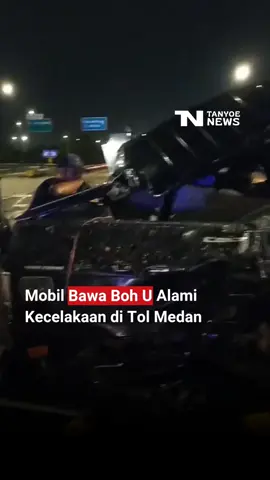 Sebuah mobil bawa kelapa mengalami kecelakaan di ruas Jalan Tol Medan. 