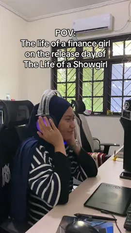 PLEASE HELP!! Can’t decide whether to stream this gorgeous album right away or work on my weekly report 🙂‍↕️ #thelifeofashowgirl #taylorswift #officelife #corporategirl #financetiktok #corporatetiktok 