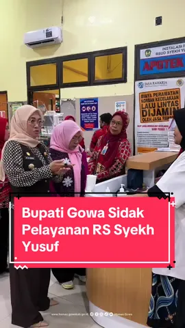 #SobatHumas Bupati Gowa, @husniahtalenrang melakukan inspeksi mendadak (sidak) ke Rumah Sakit Umum Daerah (RSUD) Syekh Yusuf.  Langkah ini dilakukan karena adanya keluhan masyarakat terkait pelayanan kesehatan di rumah sakit tersebut. Selain meninjau langsung pelayanan, Bupati Talenrang juga menyampaikan bahwa RSUD Syekh Yusuf tengah dalam proses penyempurnaan menuju Badan Layanan Umum Daerah (BLUD).  Menurutnya, kesiapan manajemen dan sumber daya manusia (SDM) sangat penting sebelum status BLUD resmi diberlakukan pada 2026. Ada beberapa hal yang akan segera dibenahi pasca sidak tersebut, yakni penyempurnaan manajemen menuju BLUD, peningkatan kualitas SDM dan pembenahan fasilitas rumah sakit. #sidakrsudsyekhyusuf #pemkabgowa #humasgowa #sobathumas  