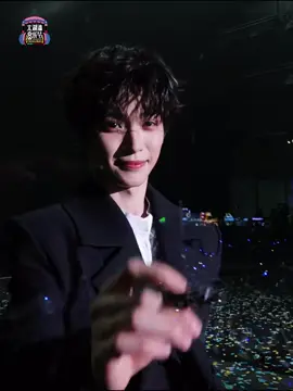 Fancam bé ZiYu ký tên lên camera tại Lễ hội âm nhạc Vịnh Thái Hồ. Hoàng tử bé của mẹ xinh yêu quá trời 💙 #ziyu #tửdu #梓渝 