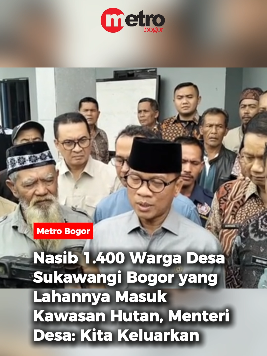 Menteri Desa dan Pembangunan Daerah Tertinggal (Mendes PDTT) Yandri Susanto menegaskan bahwa Desa Sukawangi, Kecamatan Sukamakmur, Kabupaten Bogor, sepenuhnya akan dikeluarkan dari kawasan hutan.  Keputusan ini merespons SK Kemenhut No. 3465 Tahun 2014 yang sebelumnya menetapkan desa tersebut sebagai bagian kawasan hutan, yang menimbulkan keresahan di kalangan 1.400 keluarga warga setempat. Yandri menyebutkan setelah kunjungan langsung, desa ini memiliki infrastruktur lengkap dan potensi alam yang menjanjikan, namun aktivitas pertanian warga sebelumnya dibatasi karena masuk kawasan hutan. Untuk penyelesaian, pemerintah membentuk Panitia Khusus Penyelesaian Konflik Agraria yang akan bekerja sama dengan kementerian dan lembaga terkait. Mendes Yandri memastikan warga tidak perlu khawatir dan pemerintah akan menuntaskan masalah ini demi kesejahteraan masyarakat Desa Sukawangi. 🎥: TikTok/deis813/mediabogor #metrobogor #bcaametrobogor #menteridesa #desakawasanhutan #desasukawangibogor #nasibwargadesa #konflikagraria