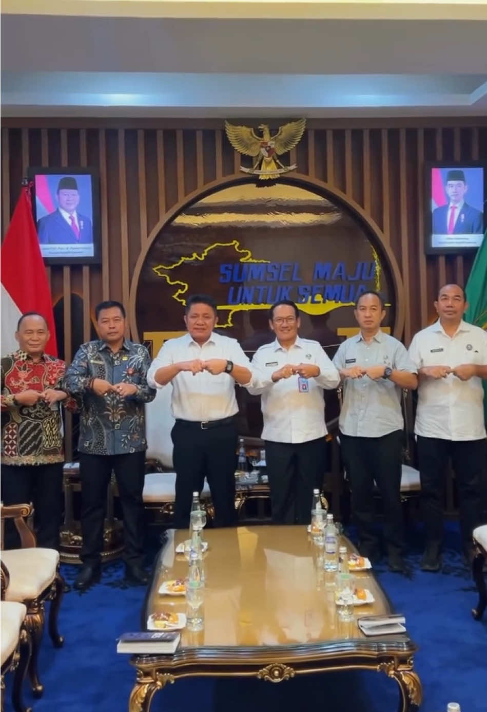 Gubernur Sumatera Selatan H. Herman Deru bersama Kepala Badan Kesbangpol Provinsi Sumatera Selatan Dr. H.M. Alfajri Zabidi, S.Pd., MM., MPd.I menghadiri kegiatan Silaturahmi dan Perkenalan Kepala Badan Narkotika Nasional Provinsi (BNNP) Sumatera Selatan yang baru, bertempat di Ruang Tamu Gubernur, Kantor Gubernur Sumatera Selatan, pada Jumat, 3 Oktober 2025. Kegiatan ini dihadiri pula oleh Kepala Dinas Kesehatan Prov. Sumsel, Karo Umum dan Perlengkapan, Karo Humas dan Protokol, serta Koordinator TGUPP. Pertemuan ini menjadi momentum penting untuk memperkuat sinergi Pemerintah Provinsi Sumatera Selatan bersama BNNP Sumsel dalam rangka meningkatkan upaya pencegahan, pemberantasan, penyalahgunaan, dan peredaran gelap narkoba di wilayah Sumatera Selatan. cc: @Pemprov_Sumsel  #gubernursumsel #hermanderu #wakilgubernursumsel #cikujang #kesbangpolsumsel   