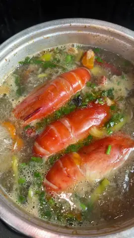 *Sop Udang Galah* Bahan-bahan : 1/4 kg udang galah besar 1 bj wortel uk kecil 1 bj Tomat Hijau 1 bj kentang uk kecil 1 bh daun bawang 1 bh daun sop / seledri Bumbu Halus : 5 siung bwg merah 6 siung bwg putih 1 bks bumbu sop kering (saya beli dipasar yg sudah lengkap) Sckpnya Garam Sckpnya Lada Bubuk Sckpnya Micin/Vetsin Sckpnya Penyedap rasa (Saya pakai Rayco ayam) Sdkit Gula Sckupnya air #fyppppppppppppppppppppppp #udang #masakanbanjar #buntokkalteng #urangbanjar