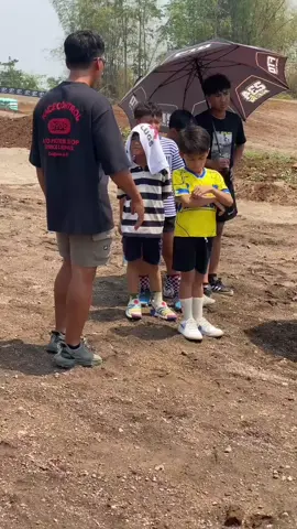 siap arahan dari coach @InMoss , pake baju andalan dari @ryzokids . yang penting harus berani gaspol #sangjuara #gasken #ken234 #ftqofficial #motocross 