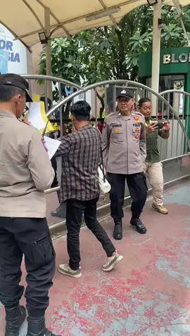Jakarta,Jum'at.03/10/2025. Puluhan Mahasiswa dari aliansi Tatanan Aktivis Mahasiswa Unggulan (TAMU) menggelar aksi unjuk rasa damai di depan Kantor Kementerian Imigrasi dan Pemasarakat Republik Indonesia terkait dugaan 