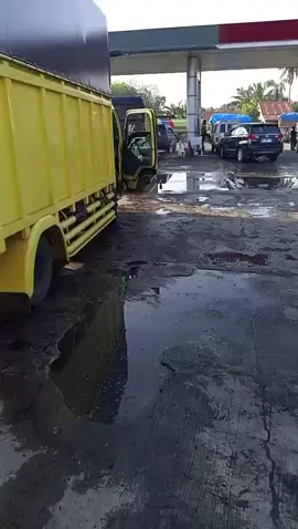 *Tertangkap Kamera Video Dengan Durasi 32 Detik Dugaan Penyulingan Minyak di SPBU Nomor 14.214.266 Simpang Amelia Langga Payung Kab.Labusel Jadi Sorotan Publik* Medan, Selasa.09/09/2025. Lembaga yang mengatasnamakan Gerakan Pemuda dan Mahasiswa Sumatera Utara (GPM-Sumut) akan melakukan aksi unjuk rasa didepan ke Kantor Pertamina Persero dan Mapolda-Sumut terkait dugaan 