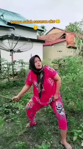 niat hati cuma lempar mangga aja. kok kayu aku malah masuk dapur tetangga auto kaburrrr🤣#fyppppppppppppppppppppppp 