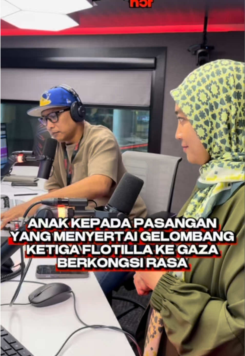 Pagi tadi Bekpes Hot berkesempatan berhubung dengan anak kepada pasangan yang menyertai gelombang ketiga flotilla ke Gaza. Dr Mumtazah, anak kepada Dr Fauziah @Dr Fauziah Hasan & Prof. Emeritus Dr. Mohd Alauddin.  Dr Fauziah adalah satu-satunya wakil Malaysia yang menyertai misi Women's Boat to Gaza pada tahun 2016.  #HotFMNo1 #HotFM #BekpesHot #TerbaikSentiasaHangat #RadioNo1 #KJjadiDJ #Stand4Sumud #GlobalSumudFlotilla  