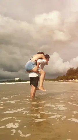 အိမ်သူလေးက သူကိုမနိုင်ဘူးစိုလို့ ပင်လယ်ထဲထိလမ်းလျောက်ပြလိုက်တယ်…..🤣#CapCut #fouryoupage #fyp #myanmartiktok🇲🇲🇲🇲 #fypppppppppppppppppppppppppppppp 