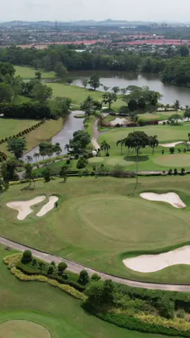 Kalau ada 9 nyawa, aku tetap pilih bersamamu di lapangan golf Batam Hills ini ⛳💚 From the skies to the green it’s always you ✨ #BatamHillsGolfResort #GolfVibes #StayOnTheGreen #DroneView #GolfLife